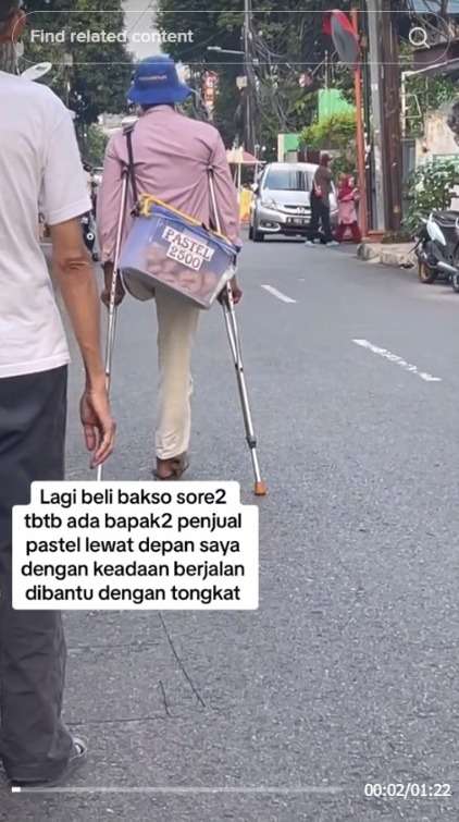 Kisah Pak Heri Keliling Jualan Pastel Menggunakan Tongkat, Keterbatasan Fisik Tak Jadi Penghalang Untuk Berjuang