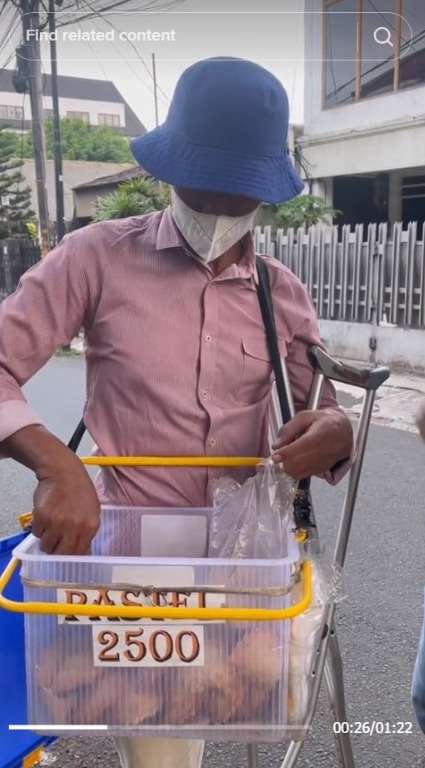Kisah Pak Heri Keliling Jualan Pastel Menggunakan Tongkat, Keterbatasan Fisik Tak Jadi Penghalang Untuk Berjuang