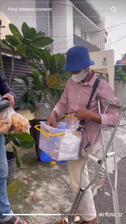 Kisah Pak Heri Keliling Jualan Pastel Menggunakan Tongkat, Keterbatasan Fisik Tak Jadi Penghalang Untuk Berjuang