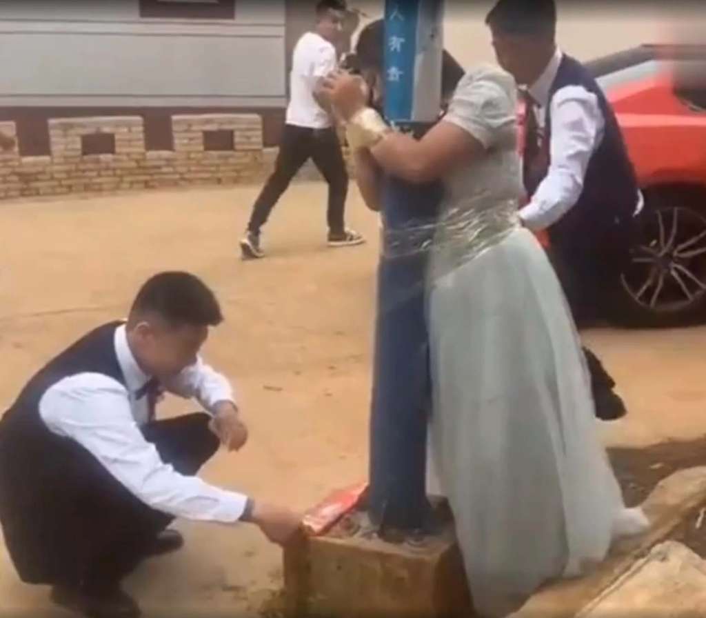 Disebut Tradisi Pernikahan, Perilaku Ekstrim Ikat Pengiring Pengantin Wanita di Tiang Saat Menyalakan Petasan Menyulut Perhatian Warganet
