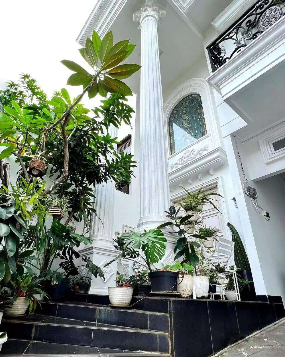 Menabung 11 tahun akhirnya bisa punya rumah mewah bak istana.