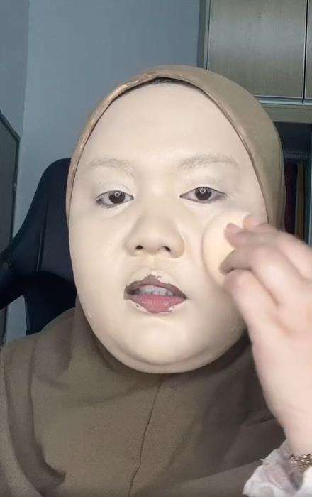 Makeup dempul super tebal tapi hasilnya mengejutkan.