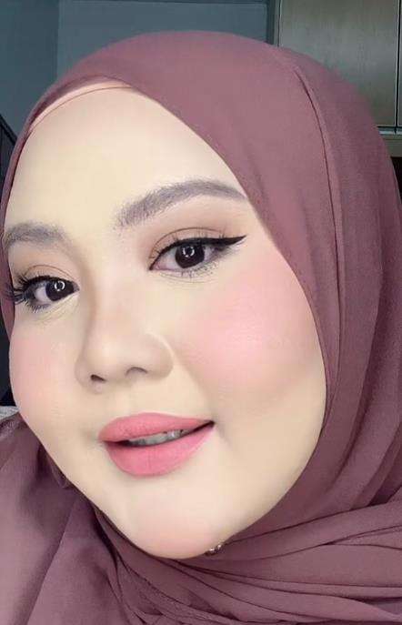 Makeup dempul super tebal tapi hasilnya mengejutkan.