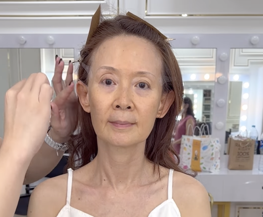 Memakai Face Lift Tape