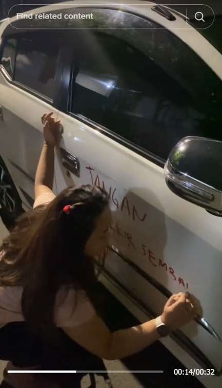 Terlanjur Kesal, Wanita ini Rela Coret-Coret Mobil Pakai Lipstiknya