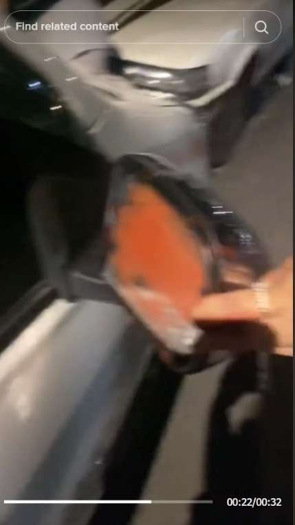 Terlanjur Kesal, Wanita ini Rela Coret-Coret Mobil Pakai Lipstiknya