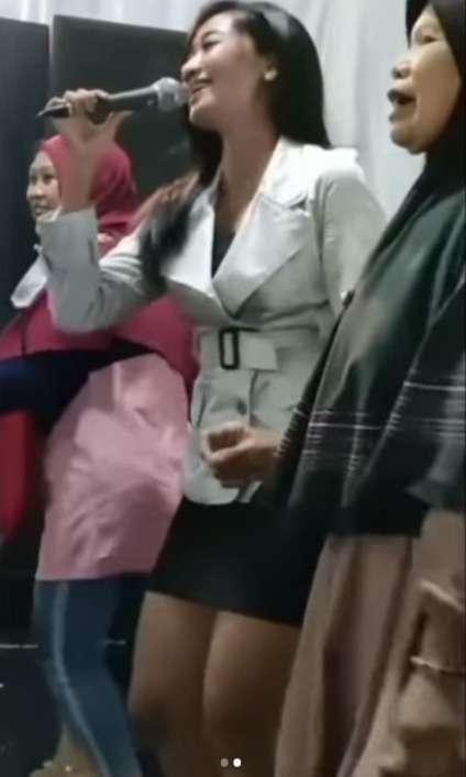 Geram Melihat yang Punya Utang Joget di Hajatan, Emak-Emak Langsung Lempar Pisang ke Panggung Sambil Nyuruh Bayar