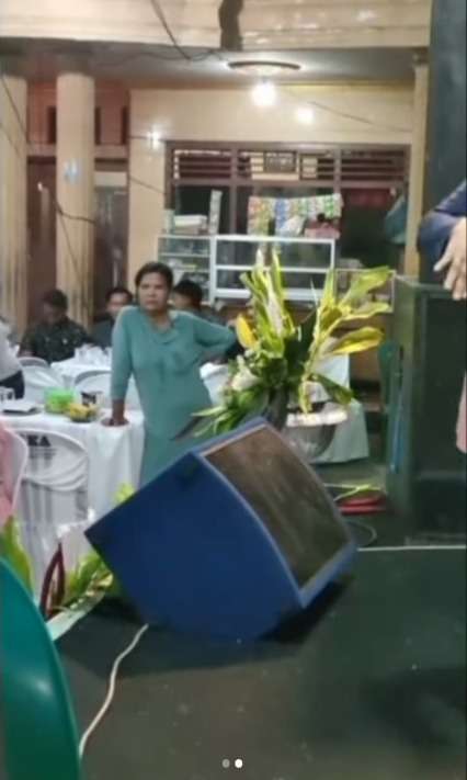 Geram Melihat yang Punya Utang Joget di Hajatan, Emak-Emak Langsung Lempar Pisang ke Panggung Sambil Nyuruh Bayar