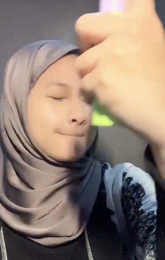 Menyemprotkan Setting Spray