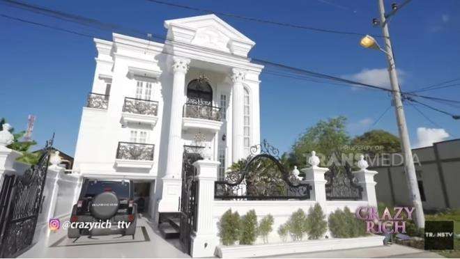 Kisah perjalanan hidup wanita pemilik rumah bak istana di Aceh.