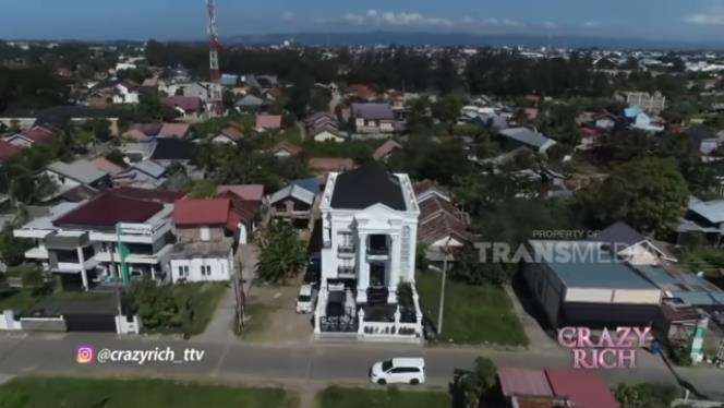 Kisah perjalanan hidup wanita pemilik rumah bak istana di Aceh.