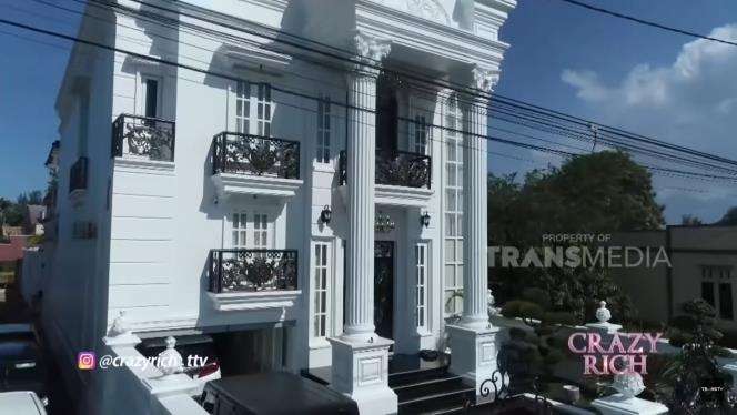 Kisah perjalanan hidup wanita pemilik rumah bak istana di Aceh.