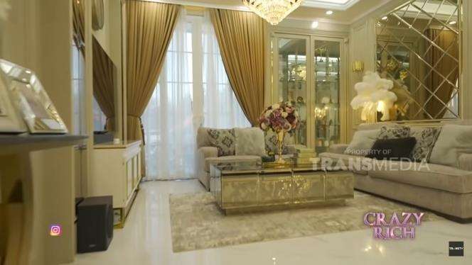 Kisah perjalanan hidup wanita pemilik rumah bak istana di Aceh.