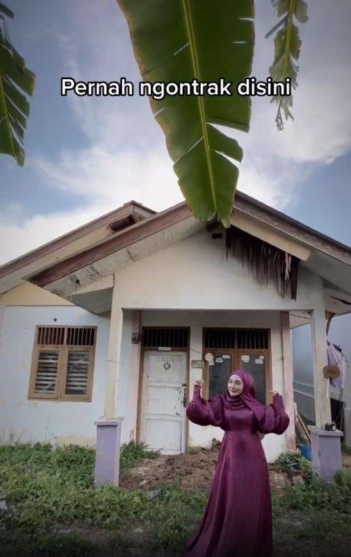 Kisah perjalanan hidup wanita pemilik rumah bak istana di Aceh.