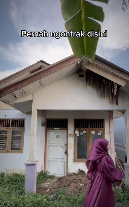 Kisah perjalanan hidup wanita pemilik rumah bak istana di Aceh.