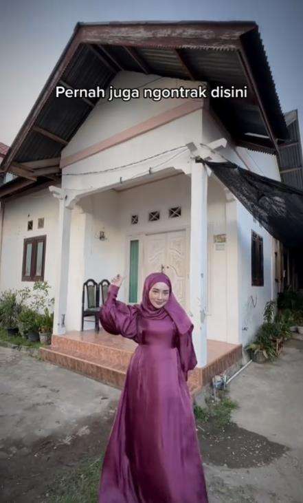 Kisah perjalanan hidup wanita pemilik rumah bak istana di Aceh.