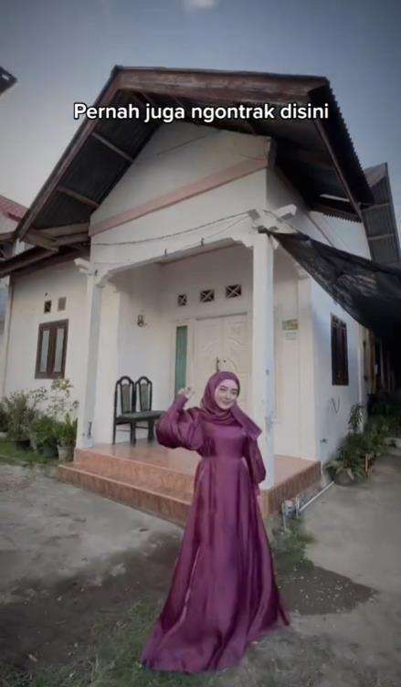 Kisah perjalanan hidup wanita pemilik rumah bak istana di Aceh.