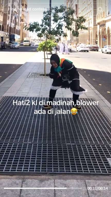 Lagi Ngonten Santai di Madinah, Langsung Panik Saat Rok Tertiup Angin Tak Sadar Ada Blower di Jalanan