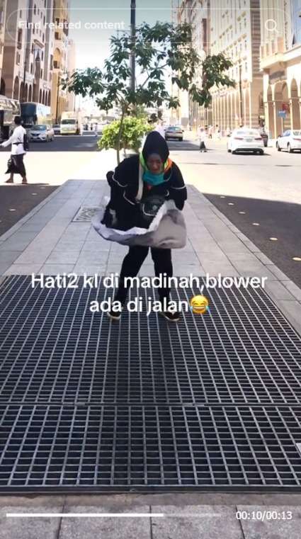 Lagi Ngonten Santai di Madinah, Langsung Panik Saat Rok Tertiup Angin Tak Sadar Ada Blower di Jalanan