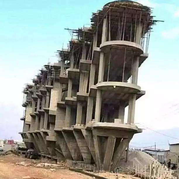 Deretan rumah dengan desain unik dan anti-mainstream.