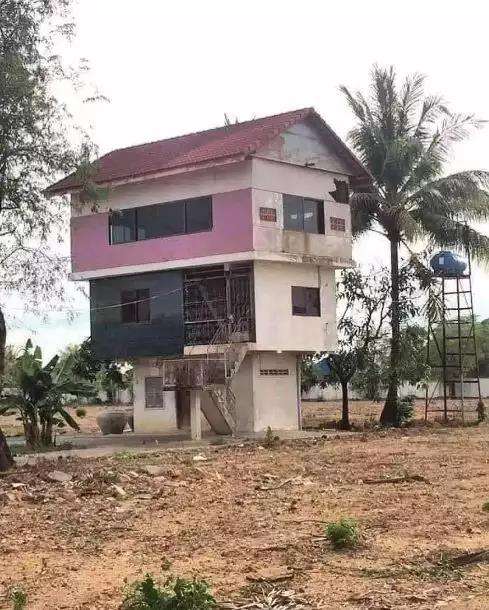 Deretan rumah dengan desain unik dan anti-mainstream.
