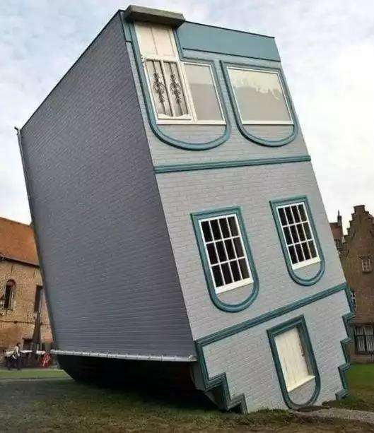 Deretan rumah dengan desain unik dan anti-mainstream.
