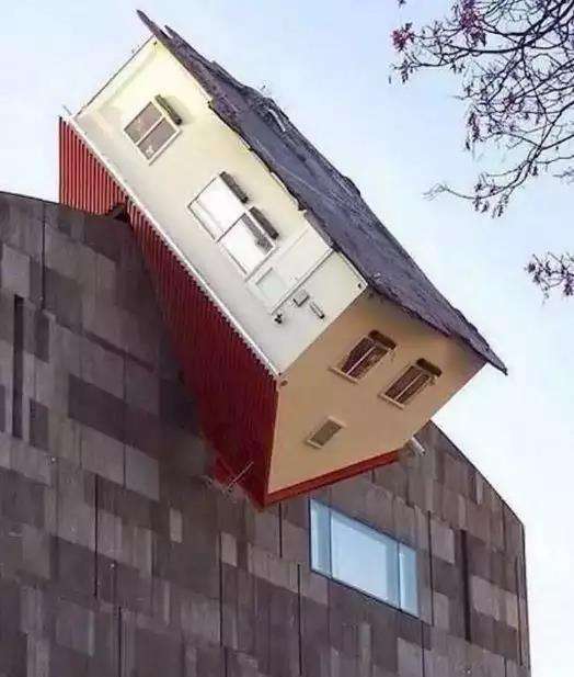 Deretan rumah dengan desain unik dan anti-mainstream.