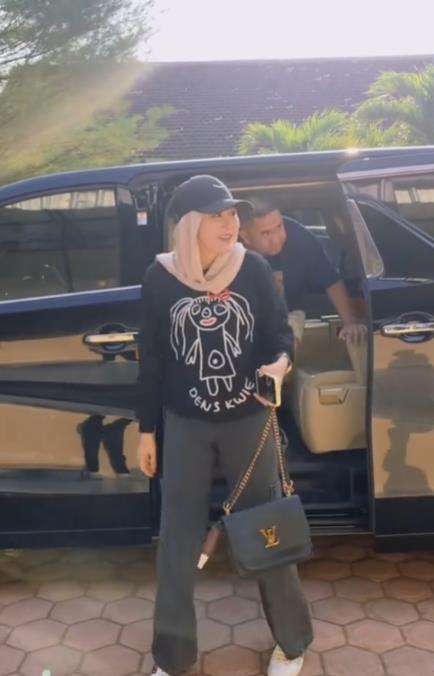 Aksi Bu Dendy yang dulu viral sawer wajah pelakor dengan uang.