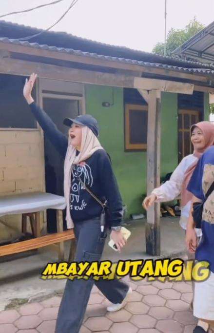 Aksi Bu Dendy yang dulu viral sawer wajah pelakor dengan uang.