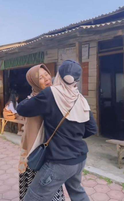 Aksi Bu Dendy yang dulu viral sawer wajah pelakor dengan uang.