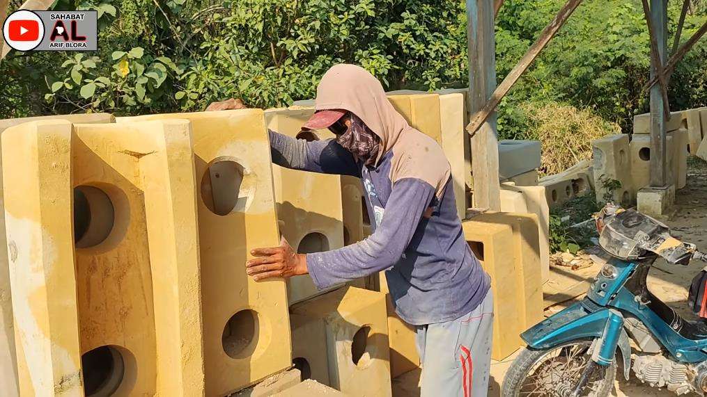 Perjuangan pengrajin kompor tradisional pawon yang seperti manusia purba.