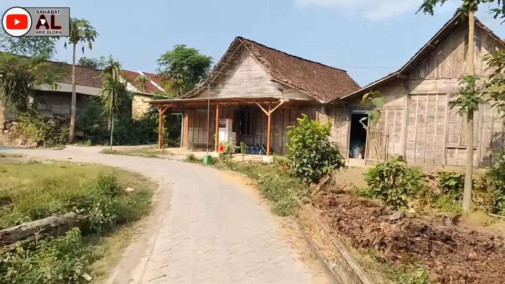 Perjuangan pengrajin kompor tradisional pawon yang seperti manusia purba.