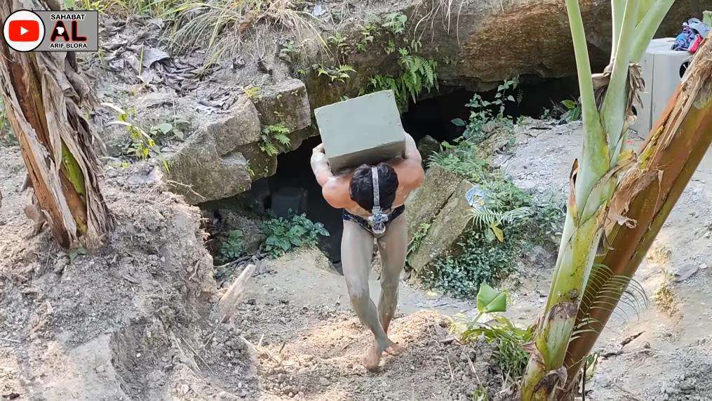 Perjuangan pengrajin kompor tradisional pawon yang seperti manusia purba.