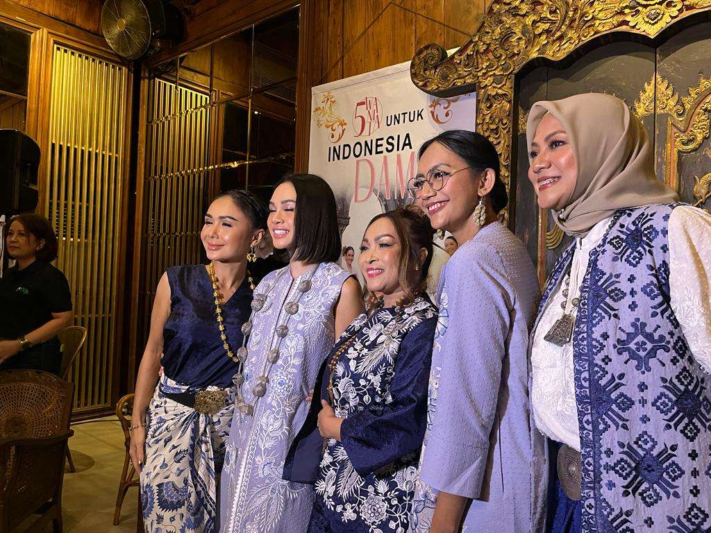 5 Wanita