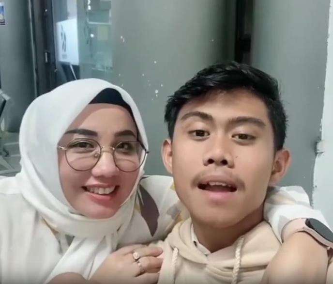 Viral berondong bangga pamer pacaran dengan tante-tante.