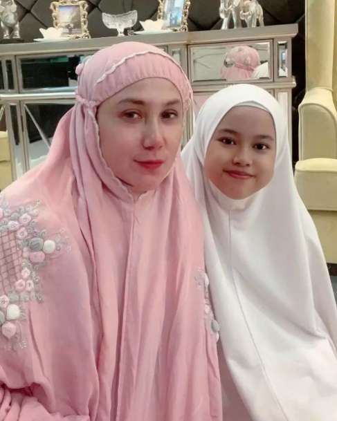 Marini Zumarnis tanpa riasan makeup