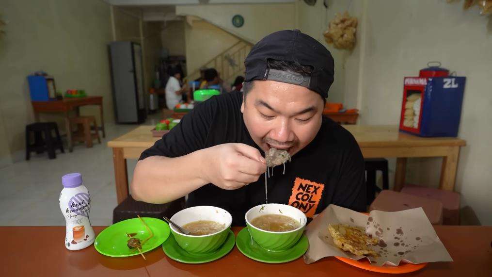 Momen kocak YouTuber Nex Carlos pas makan di warung, wajah nyungsep ke kuah soto.