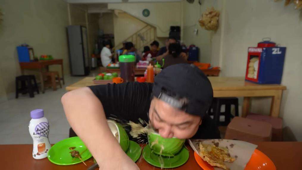 Momen kocak YouTuber Nex Carlos pas makan di warung, wajah nyungsep ke kuah soto.