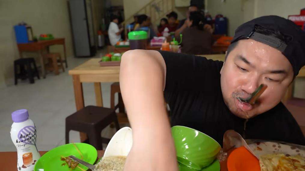 Momen kocak YouTuber Nex Carlos pas makan di warung, wajah nyungsep ke kuah soto.