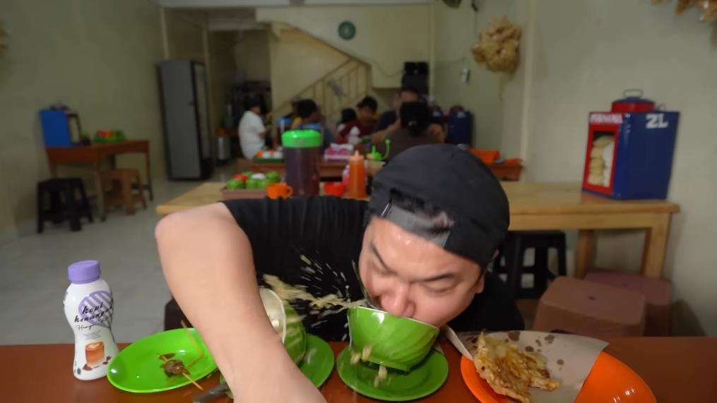 Momen kocak YouTuber Nex Carlos pas makan di warung, wajah nyungsep ke kuah soto.