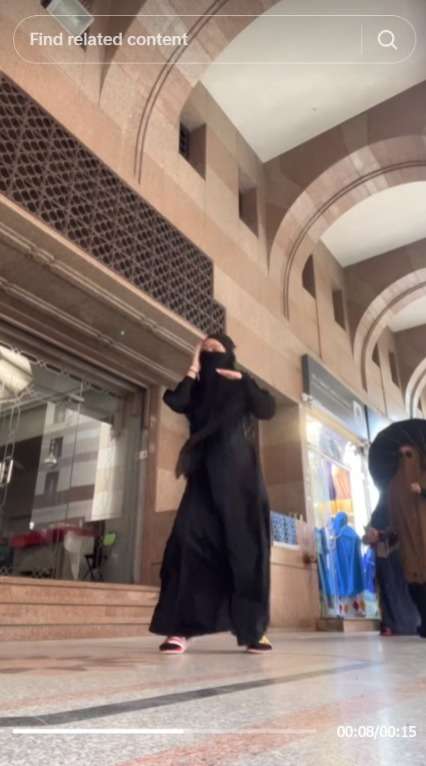 Viral Wanita Bercadar Asal Indonesia Joget Tiktok di Tengah Jalan Tanah Suci, Warganet: Aku yang Malu