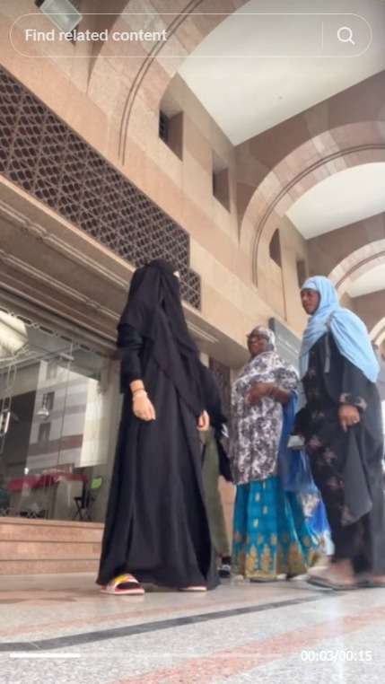 Viral Wanita Bercadar Asal Indonesia Joget Tiktok di Tengah Jalan Tanah Suci, Warganet: Aku yang Malu