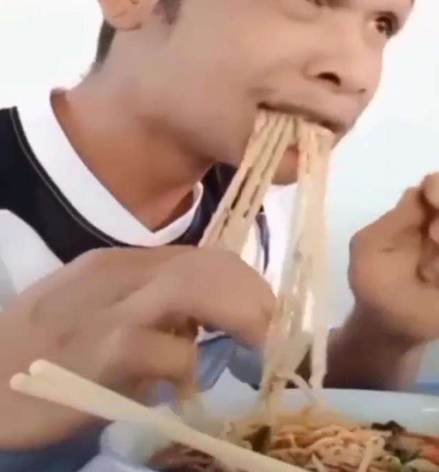 Makan mie ayam malah alot dan kenyal kayak karet.