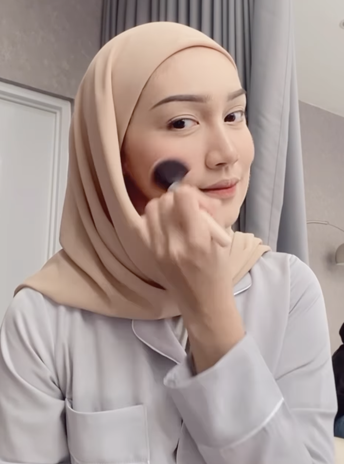 Memakai Blush
