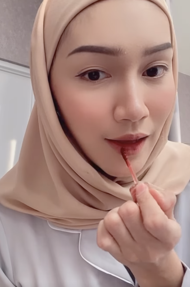 Memakai Lip Tint
