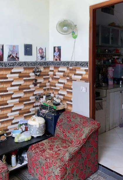 Rumah unik kayak toko elektronik, banyak kipas anginnya.