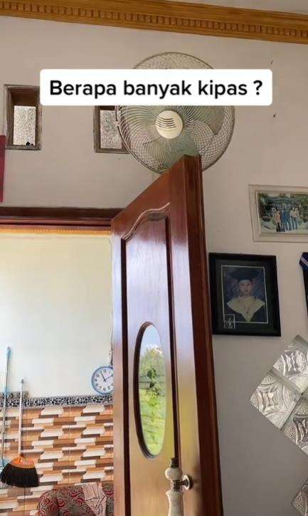 Rumah unik kayak toko elektronik, banyak kipas anginnya.