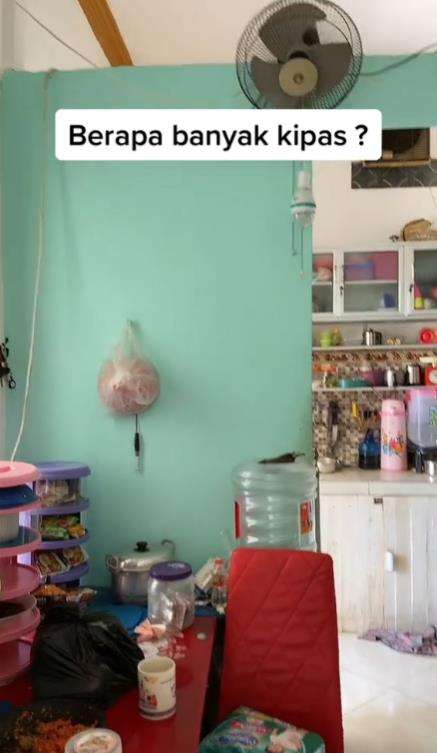 Rumah unik kayak toko elektronik, banyak kipas anginnya.
