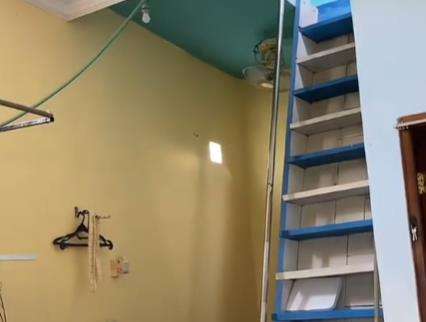 Rumah unik kayak toko elektronik, banyak kipas anginnya.