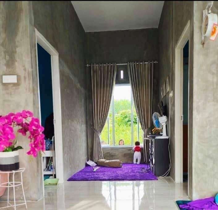 Desain rumah kotak tanpa tetangga ini terlihat polos seperti belum jadi.
